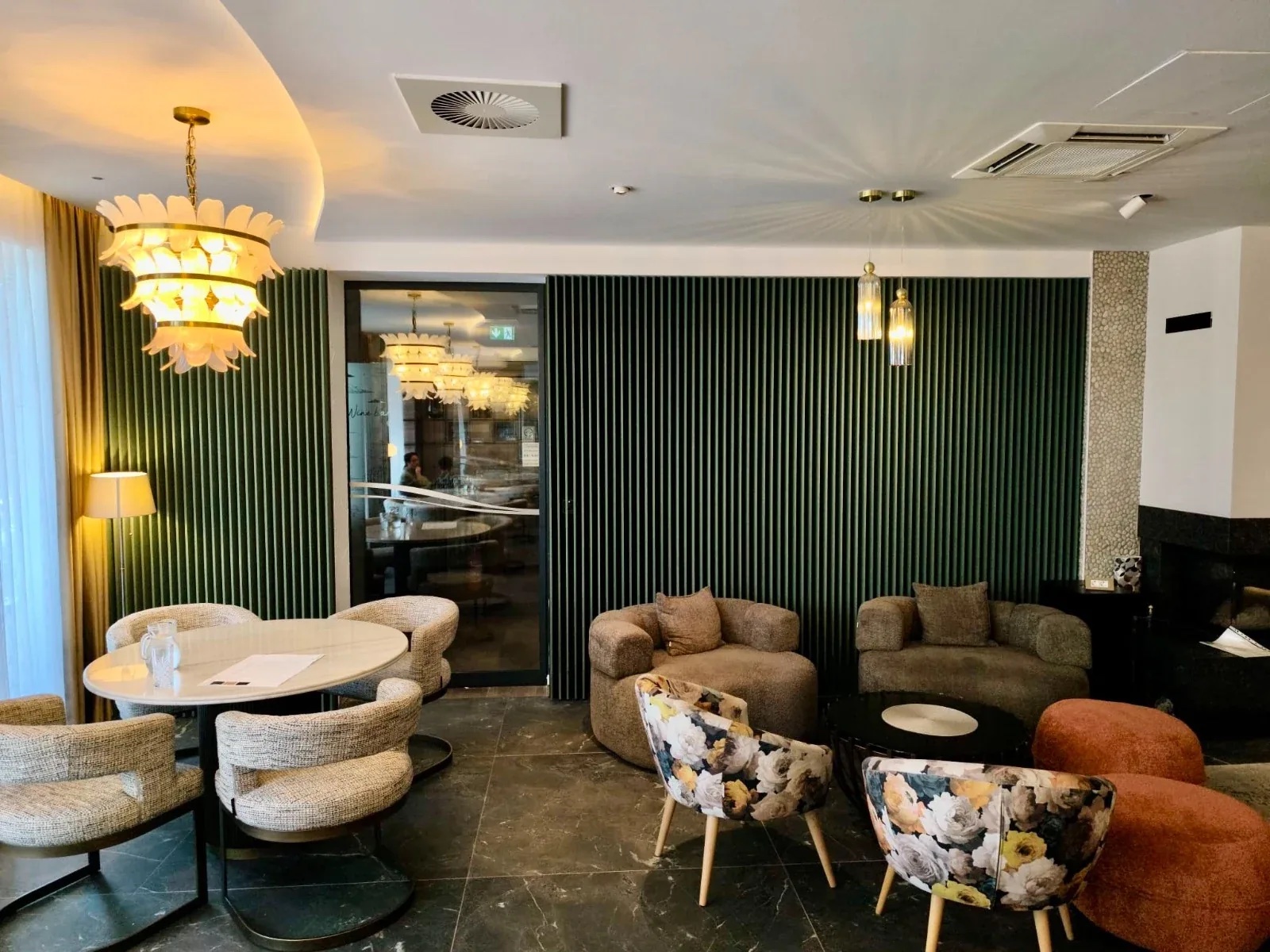 Lounge hotela Panorama u Prelogu sa zelenim vertikalnim oblogama od PET felta