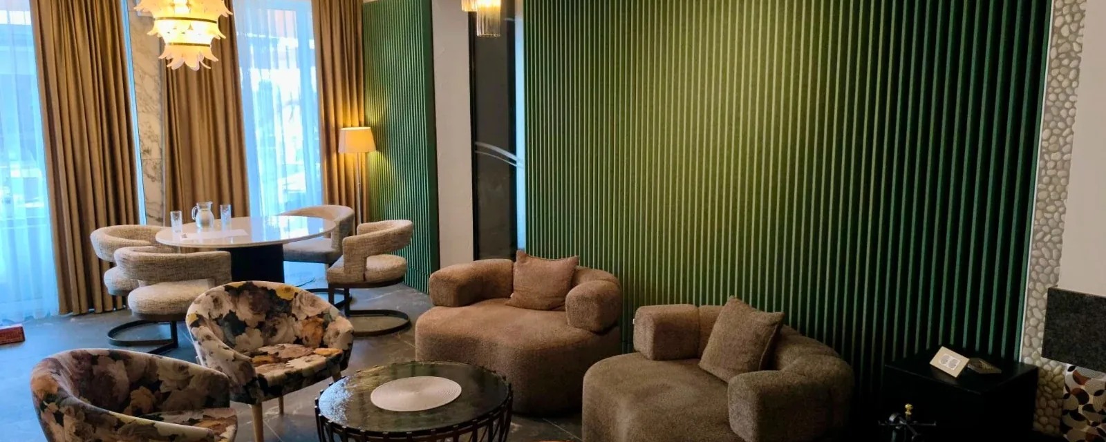 Zelene vertikalne obloge od PET felta u lounge prostoru hotela Panorama u Prelogu