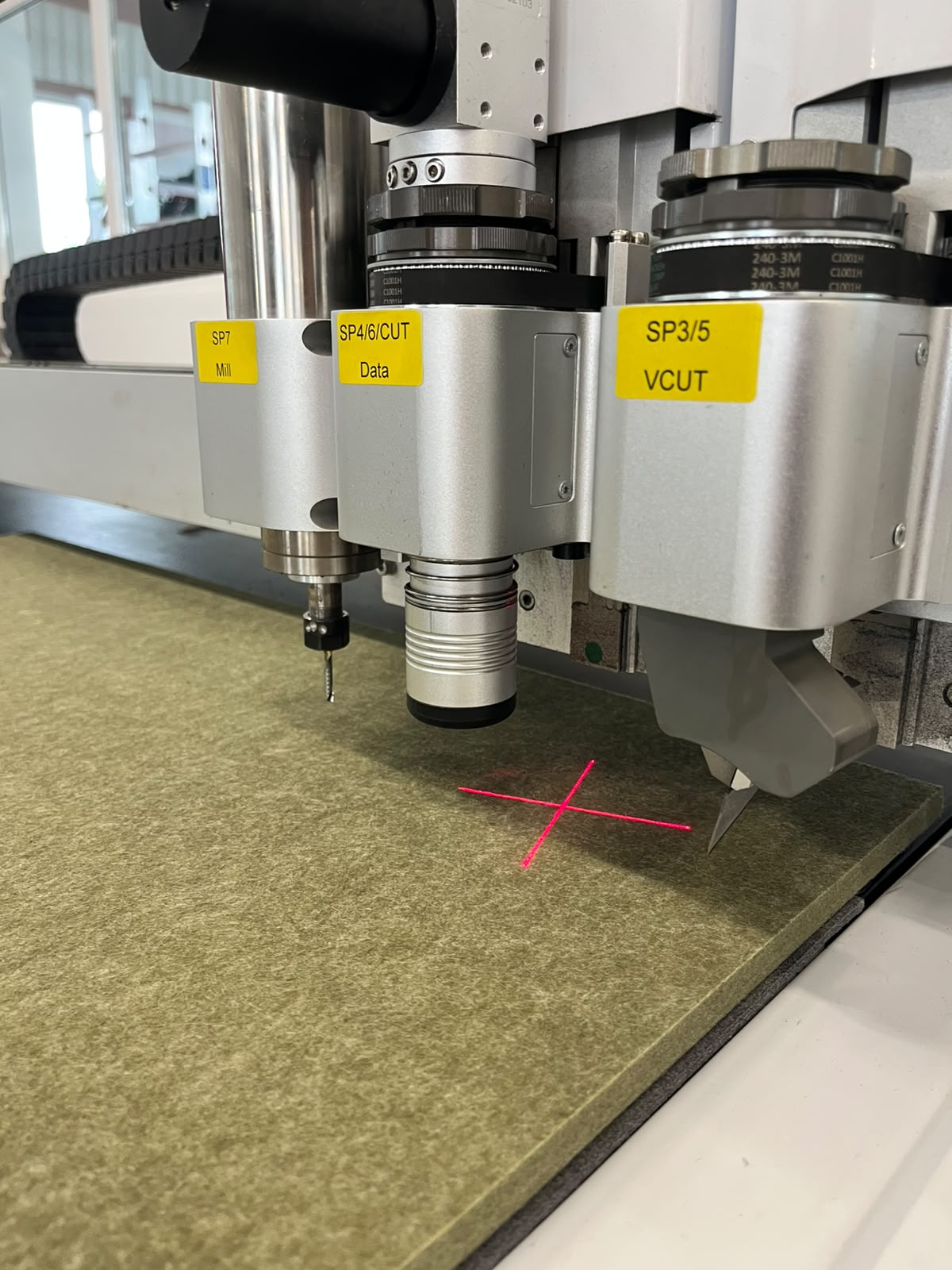CNC stroj precizno reže i obrađuje PET felt panel u našoj proizvodnji