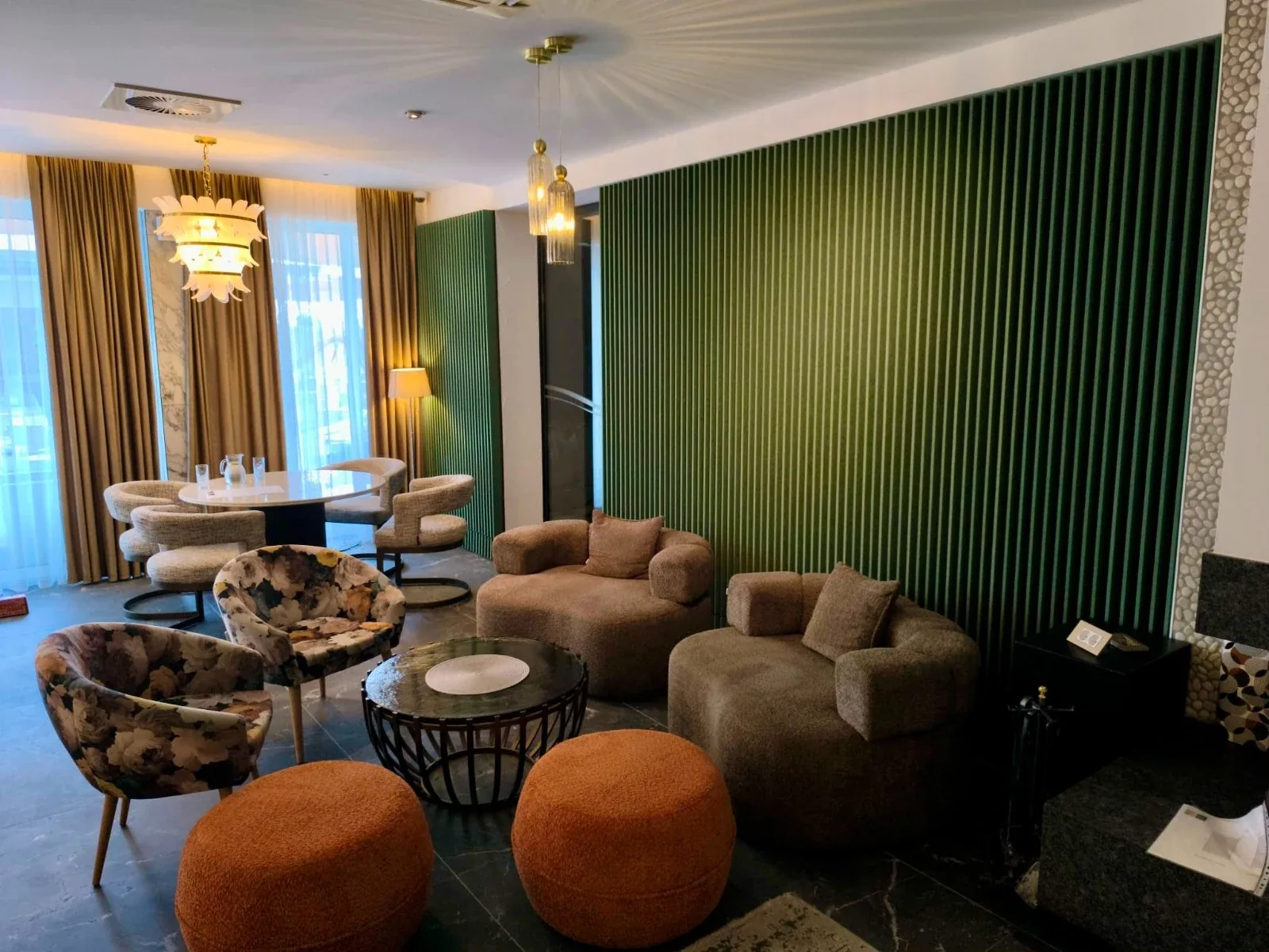 Akustične zidne obloge od PET felta — lounge hotela Panorama, Prelog