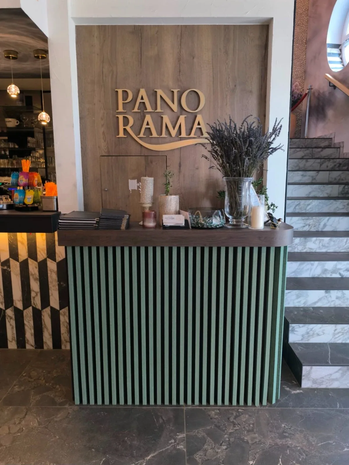 Hotel Panorama, Prelog — recepcija obložena zelenim PET felt lamelama